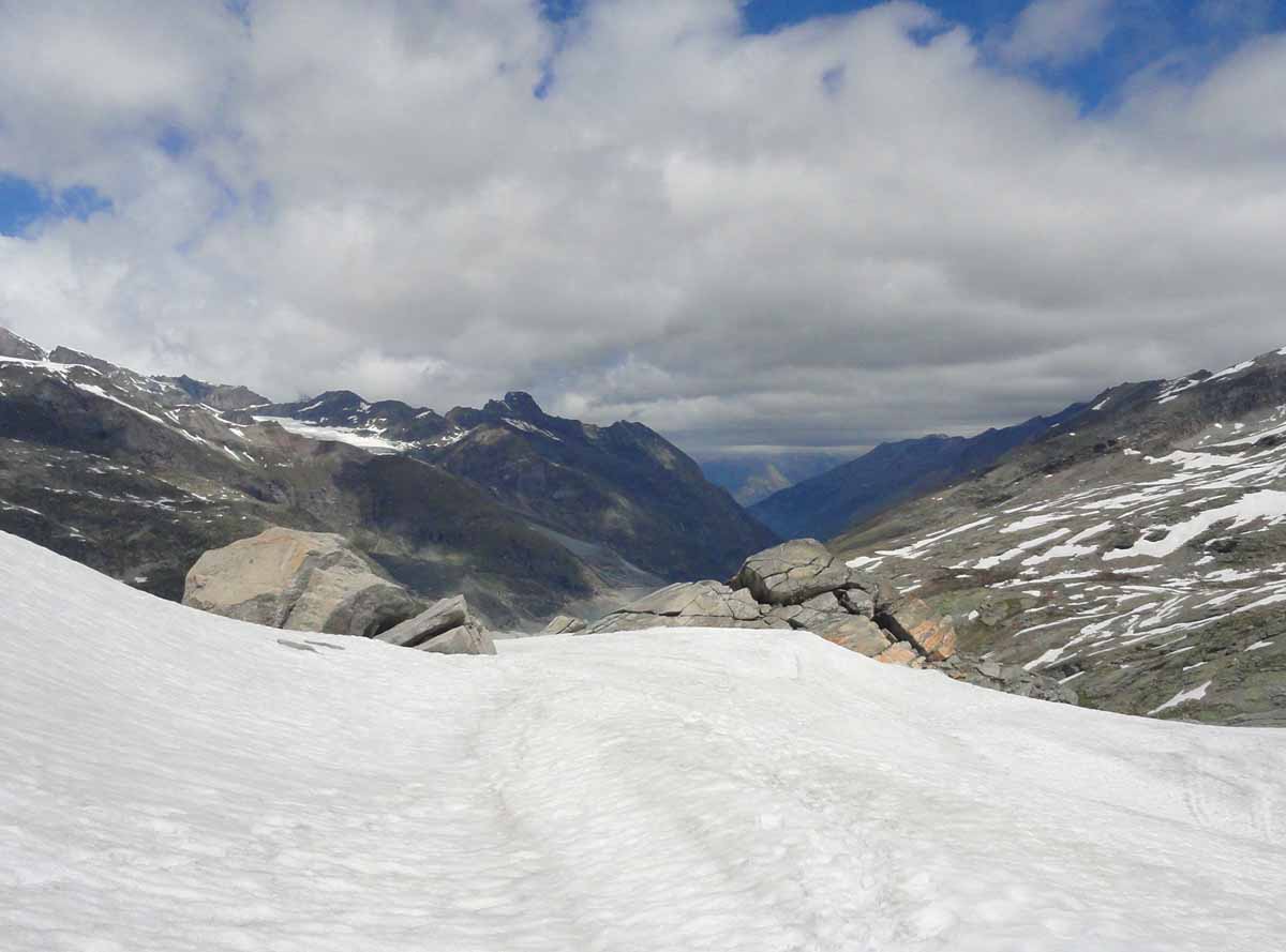Vorsicht Altschnee! Schnee und Eis kann bis in den Sommer liegen bleiben. Heimtückische Schneefelder auf Bergwanderungen sind besonders gefährlich. Ein Ausrutscher kann unter Umständen nicht gebremst werden und tödlich enden.