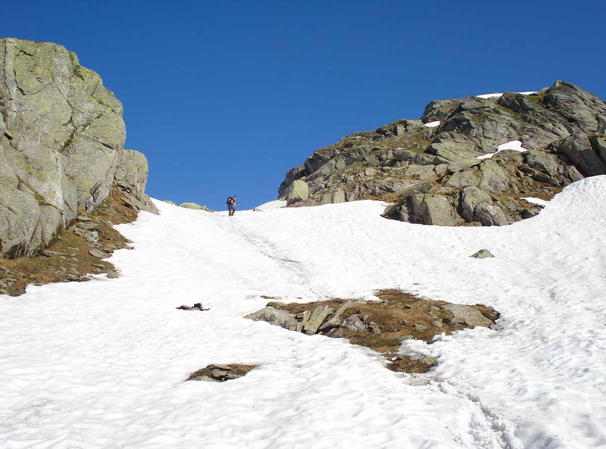 Vorsicht Altschnee! Schnee und Eis kann bis in den Sommer liegen bleiben. Heimtückische Schneefelder auf Bergwanderungen sind besonders gefährlich. Ein Ausrutscher kann unter Umständen nicht gebremst werden und tödlich enden.