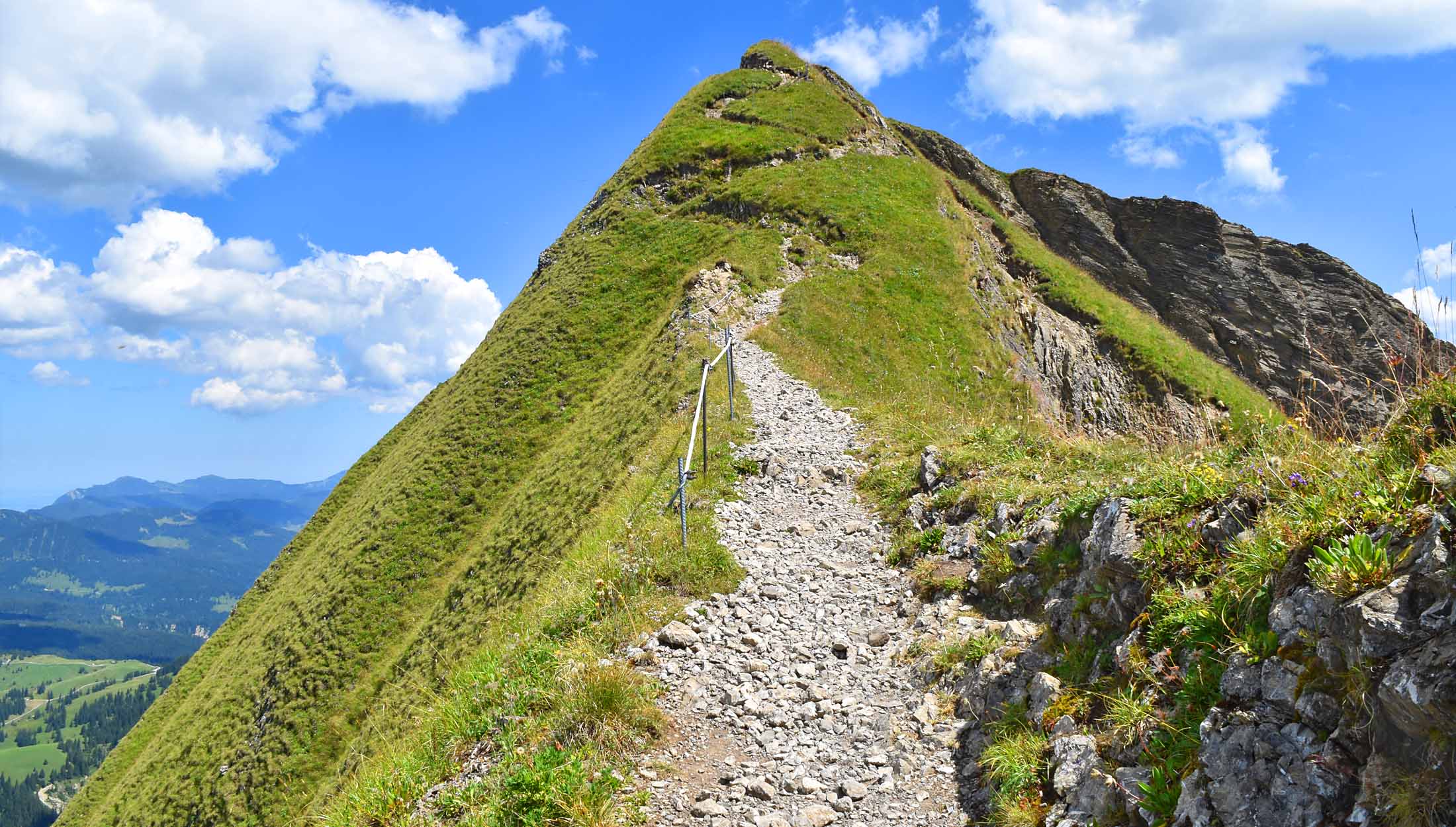 Das Wander-Lexikon ist ein Sammelsurium mit Begriffen zum Thema Wandern, ein Wander-Glossar mit Begriffen von A bis Z.