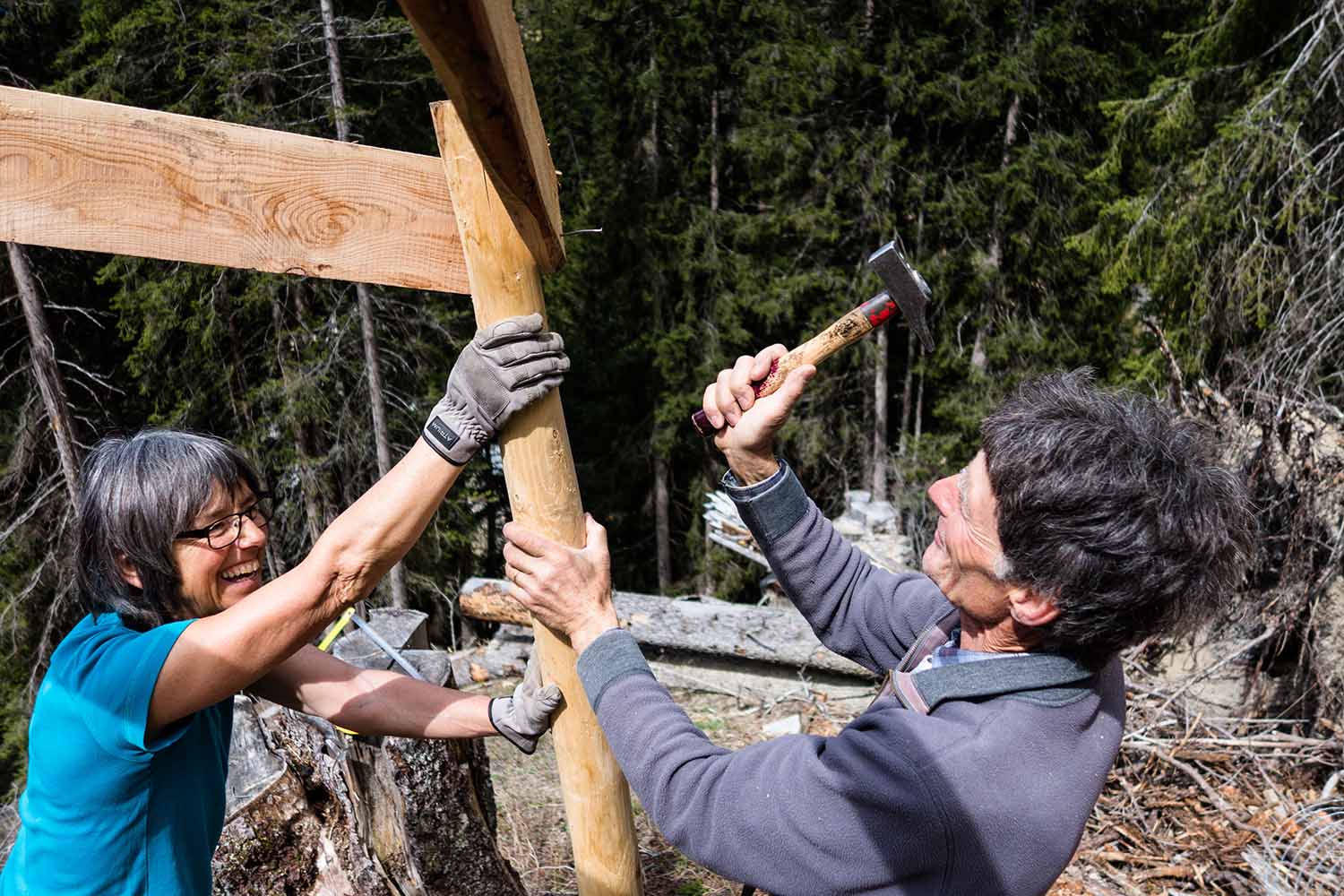 Bergwald Projekt – Das aktuelle Klima setzt dem Bergwald zu. Hitzesommer sind für die Bergwälder ein Stressfaktor. Herbststürme wüten in den Beständen. Die Freiwilligen des Bergwaldprojektes helfen mit, den Bergwald auch in dieser Situation zu pflegen und zu stärken.